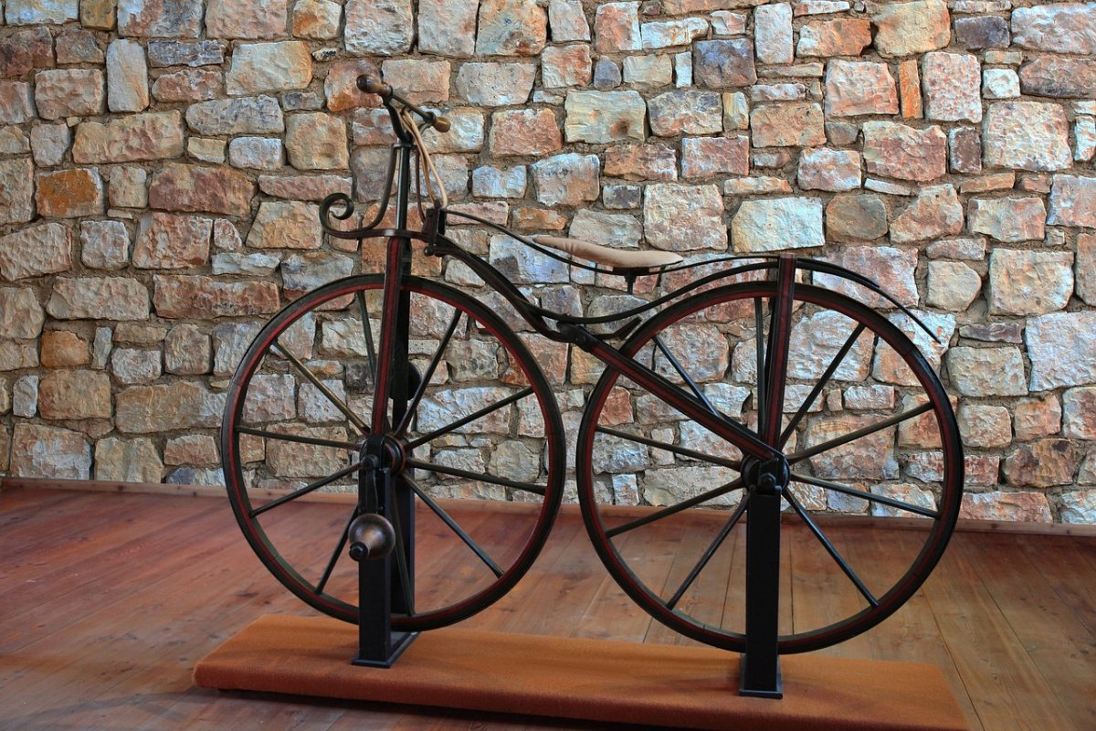 Старинный деревянный велосипед