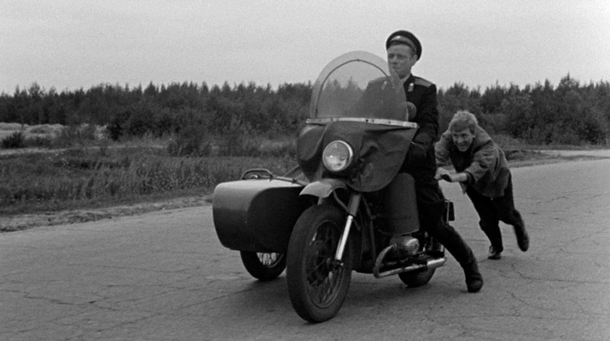 Мотоцикл Урал советских времен милиция