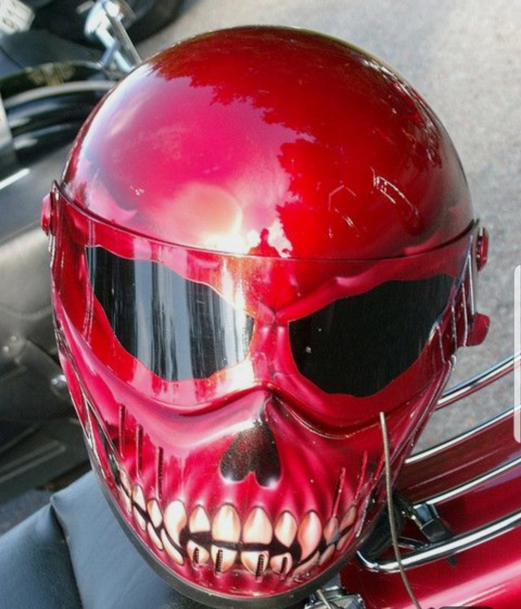Страшный шлем на мотоцикл