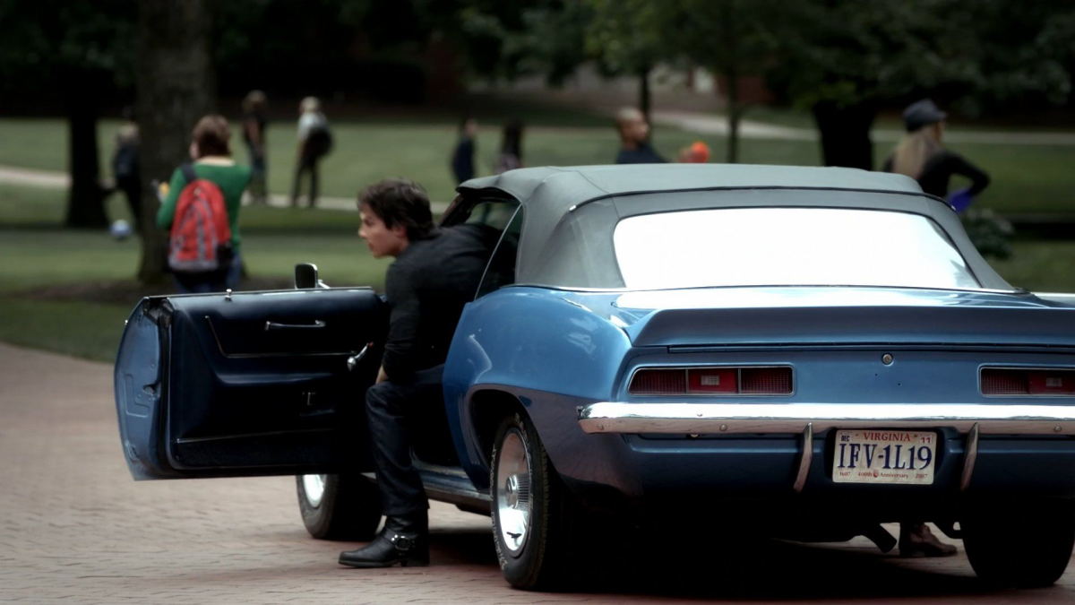 Елена Гилберт и Деймон Сальваторе чб