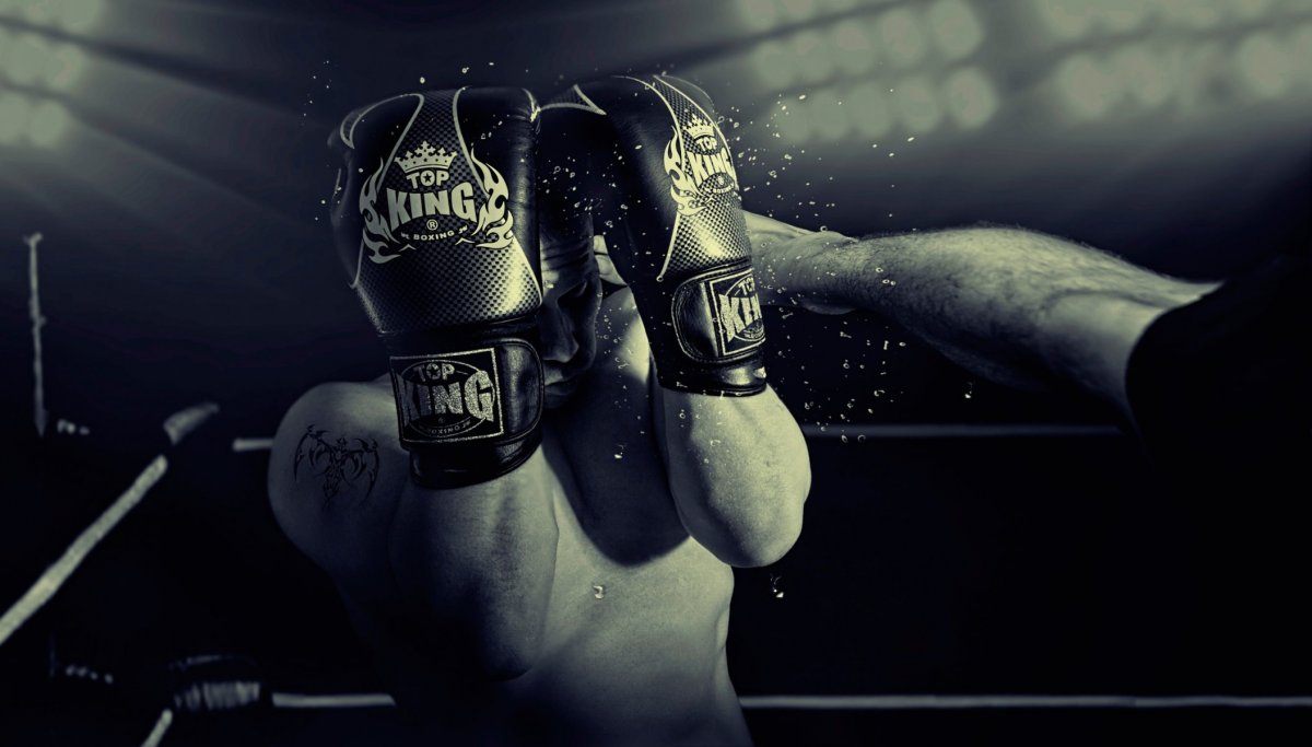 Боксерские перчатки на ринге