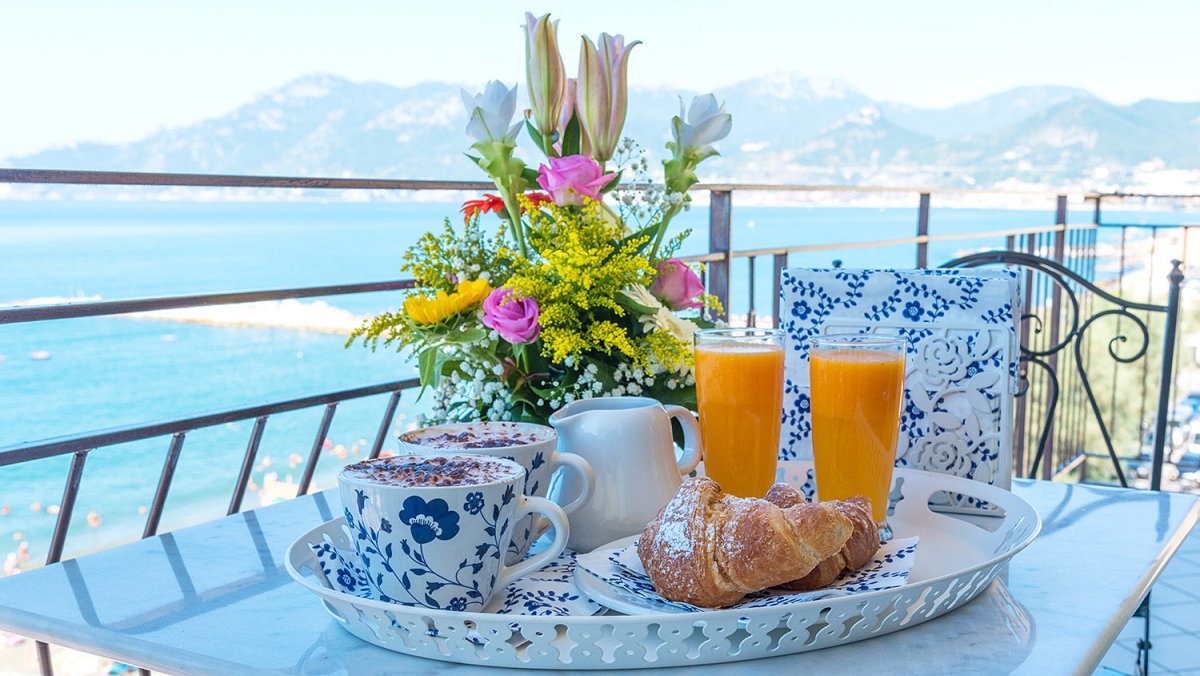 Красивый завтрак на море с цветами