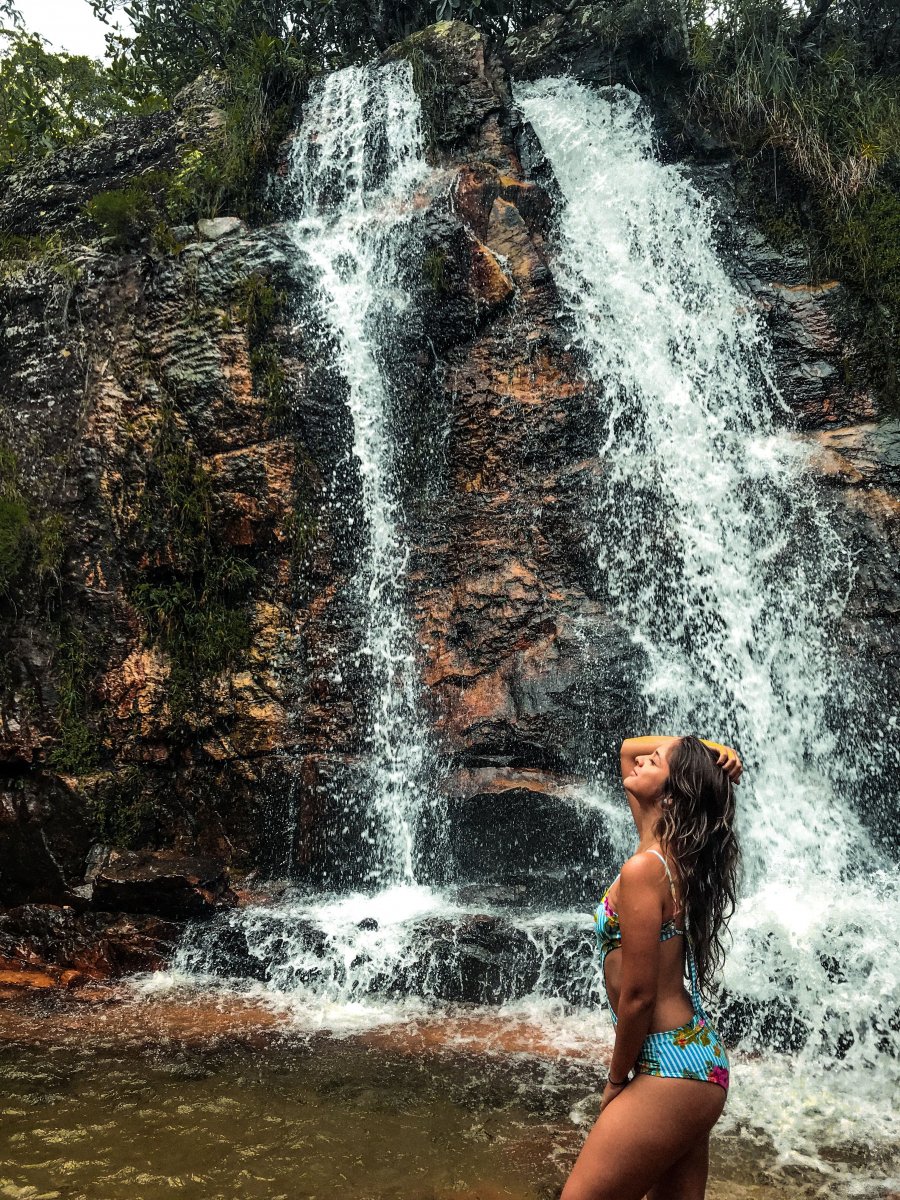 Водопад и девушка со спины