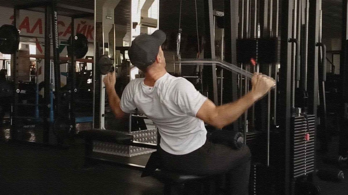 Тяга вертикального блока узким обратным хватом