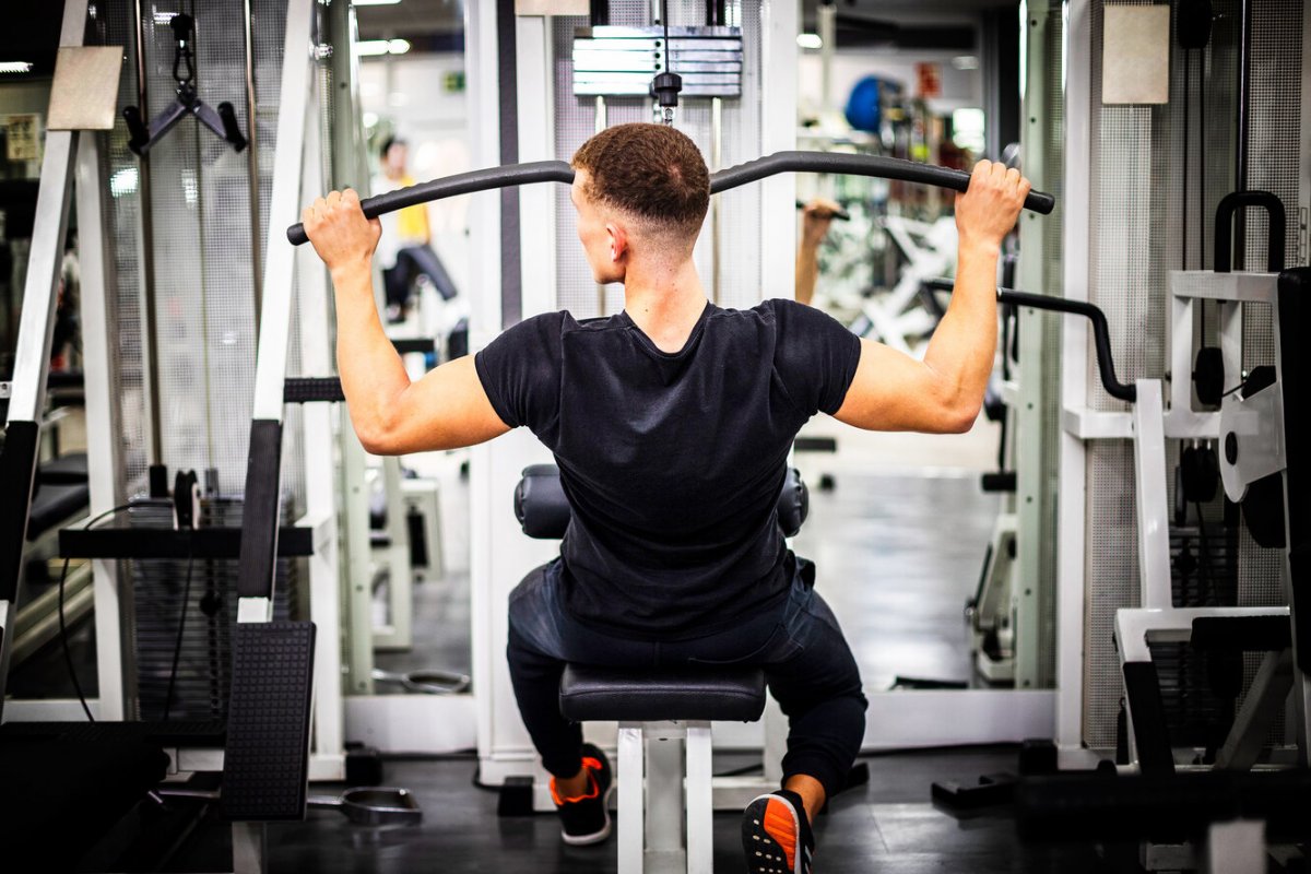 Тяга верхнего блока широким хватом