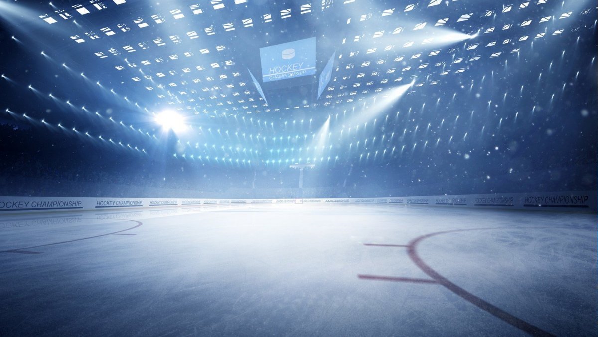 Свет прожекторов на хоккейном стадионе