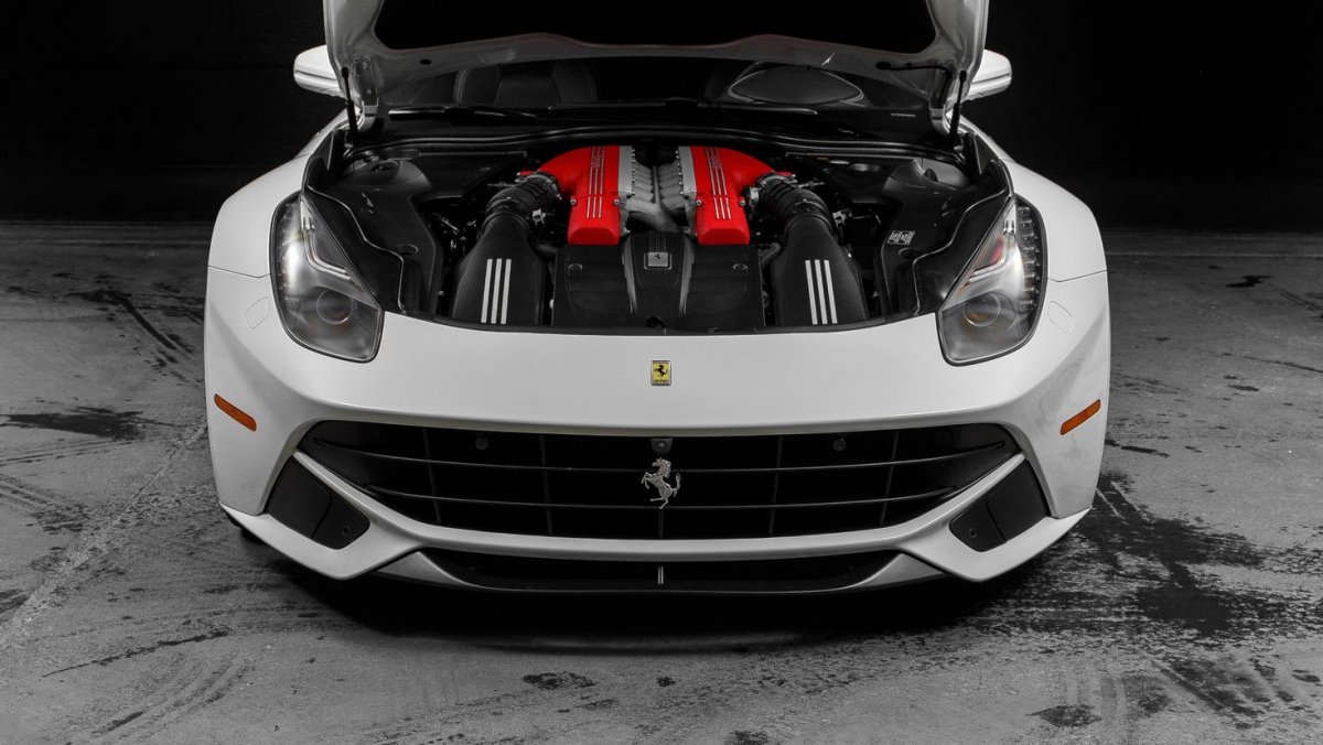 F12 Berlinetta капот