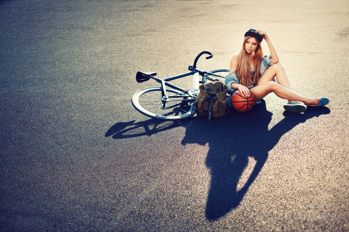 Блондинка на велосипеде со спины