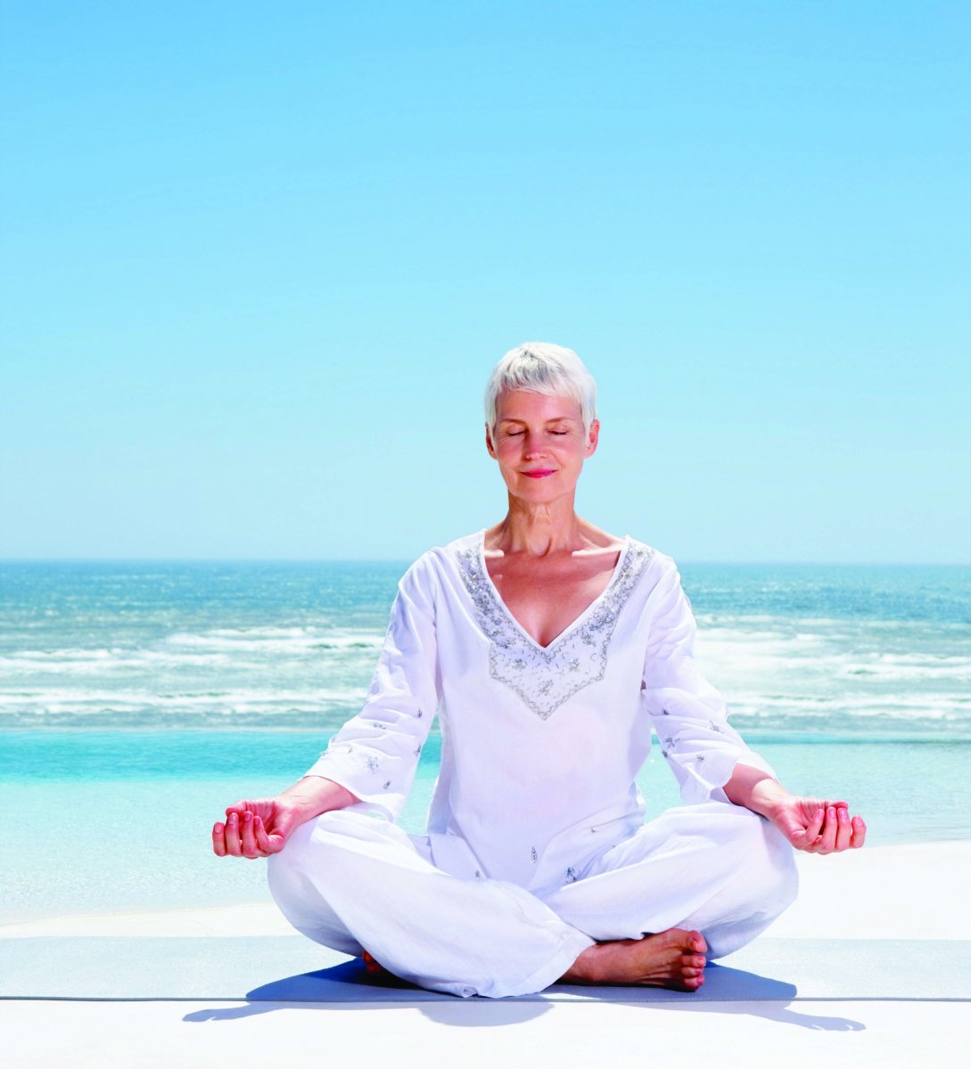 Пожилая женщина медитирует