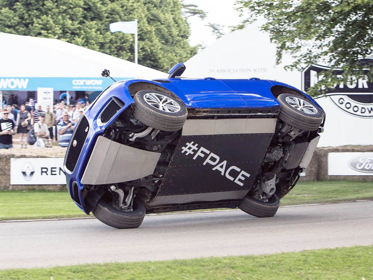 Машина на двух колесах боком