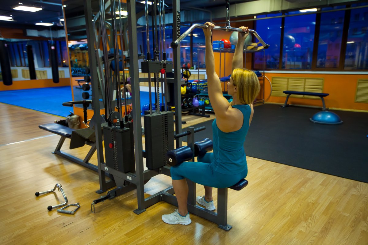 Упражнения для трапециевидных мышц в тренажерном зале на тренажерах
