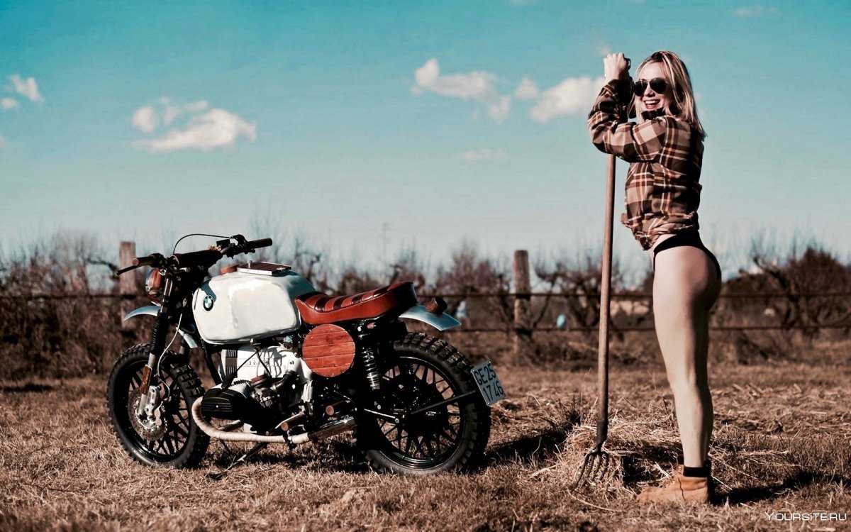 Женщина в люльке мотоцикла