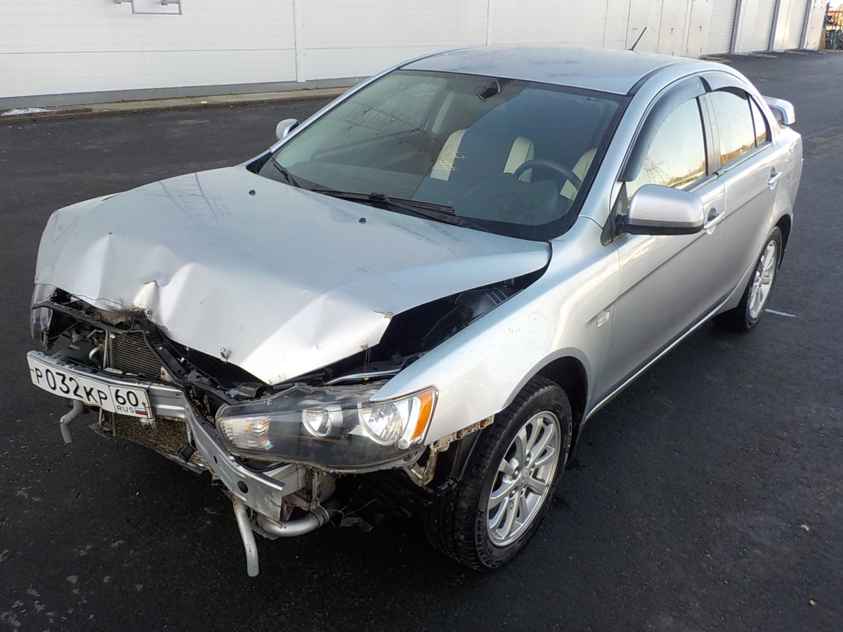 Битый Митсубиси Лансер 10