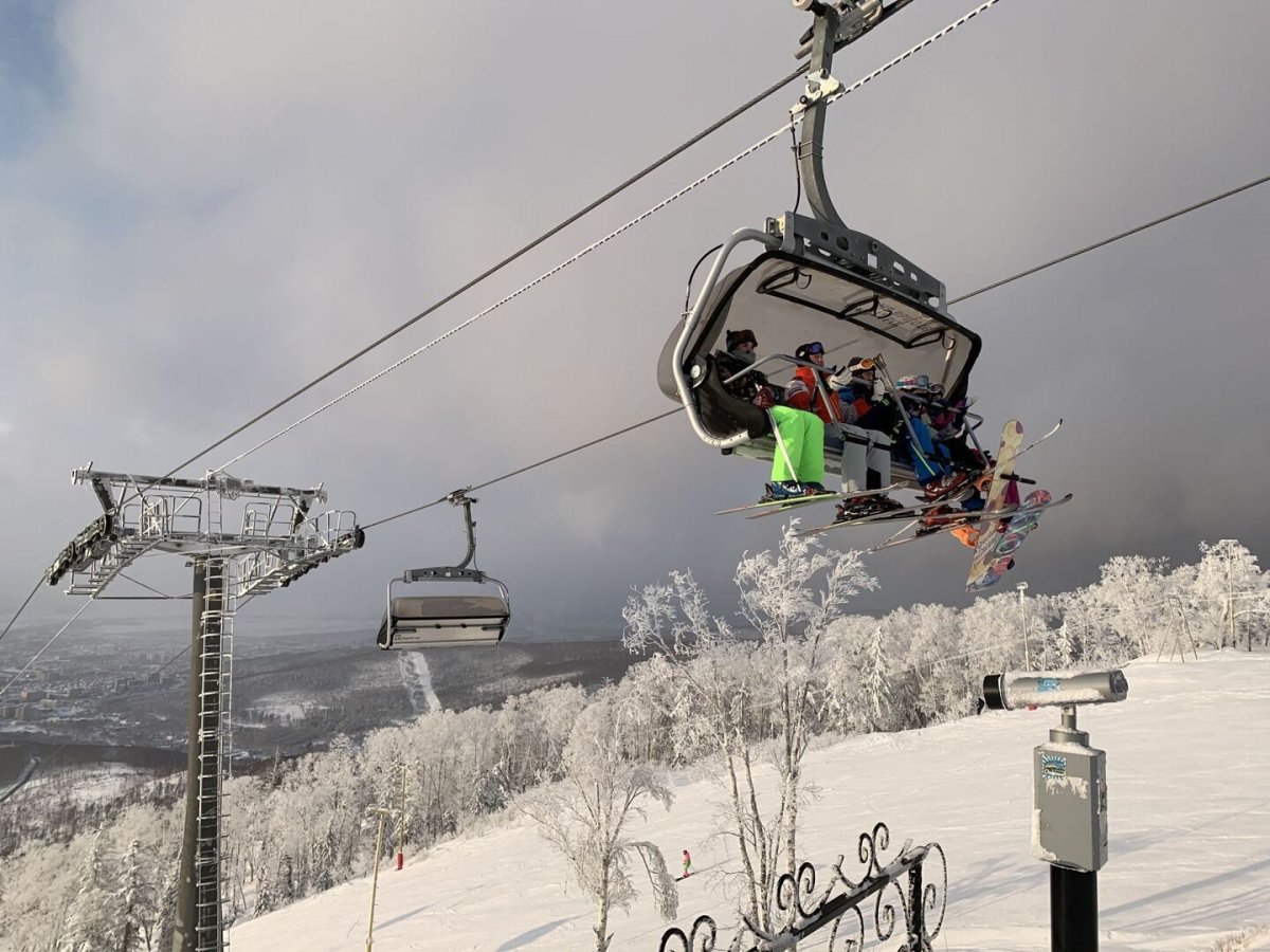 Сцене, рядом с комплексом Ski Resort belka.