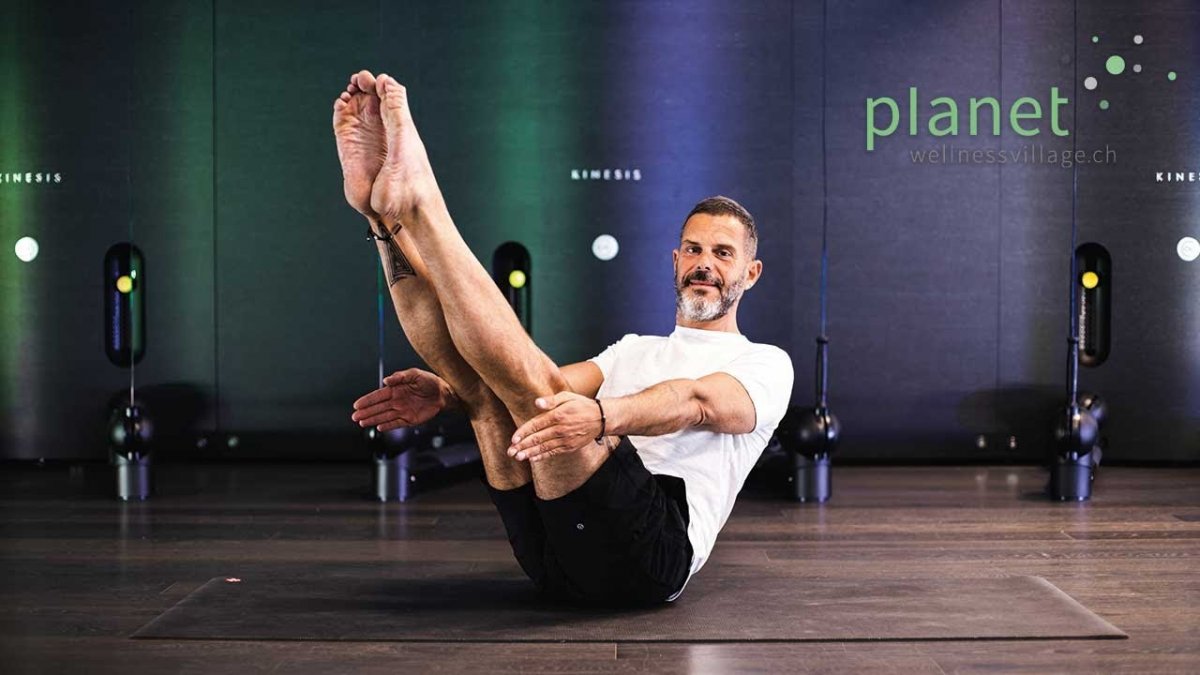 Мужчина на пилатесе