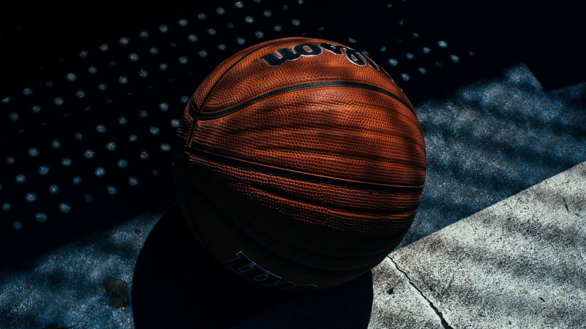 Баскетбольный мяч 4 на земле