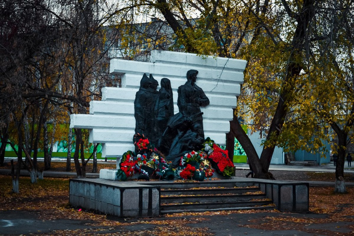 Памятник Кунавину в Богдановиче
