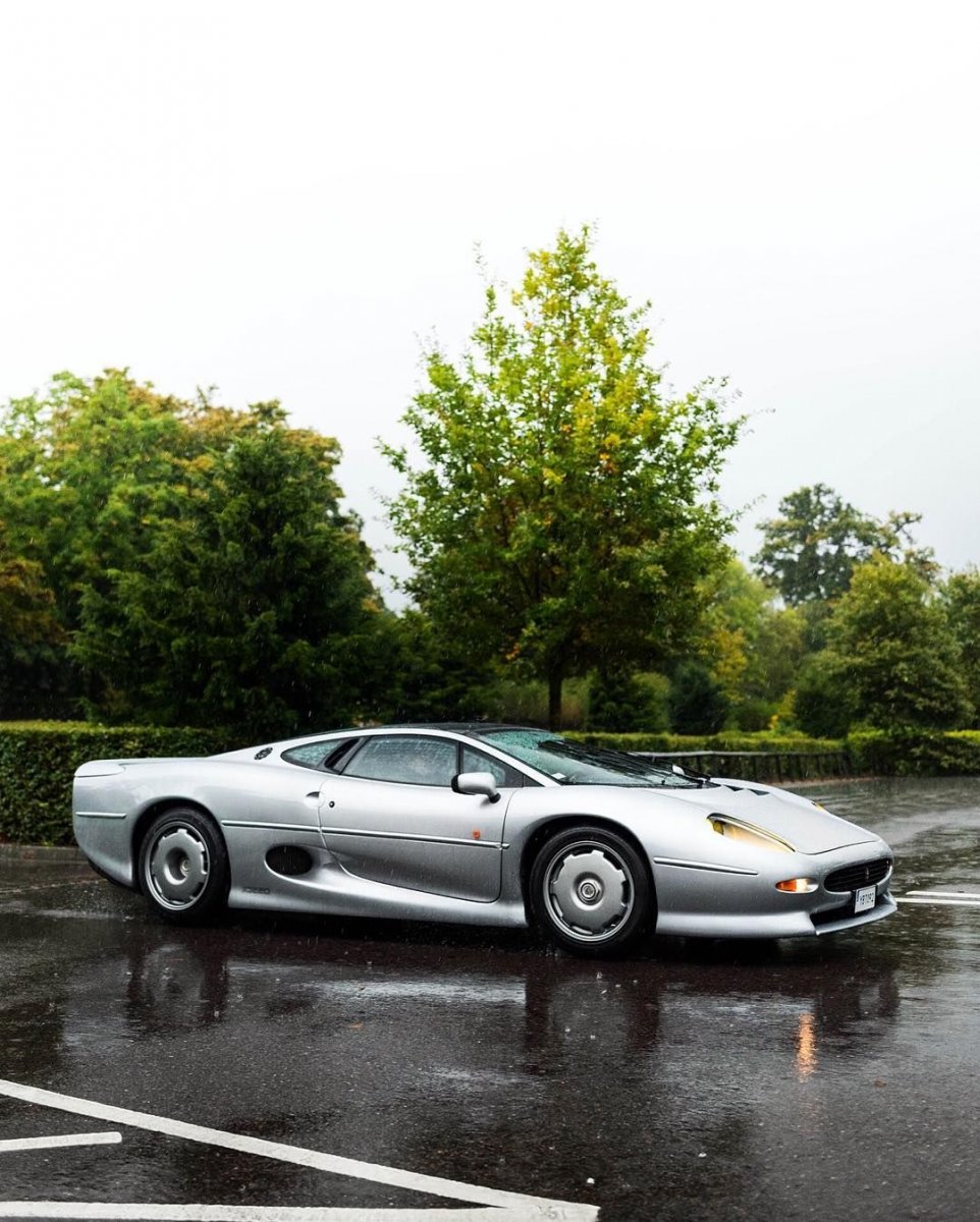 Yaguar xj220