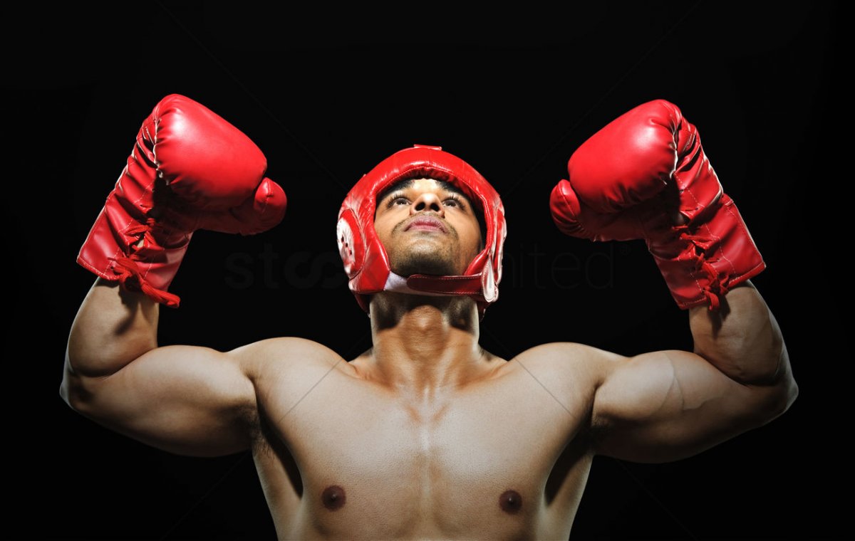 Набитые кулаки профессионального боксера