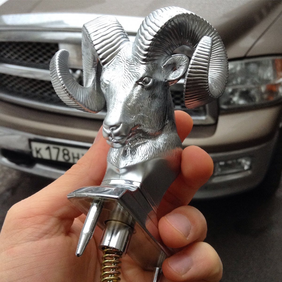 Dodge баран на капот