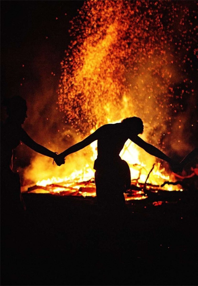 Парень и девушка в огне