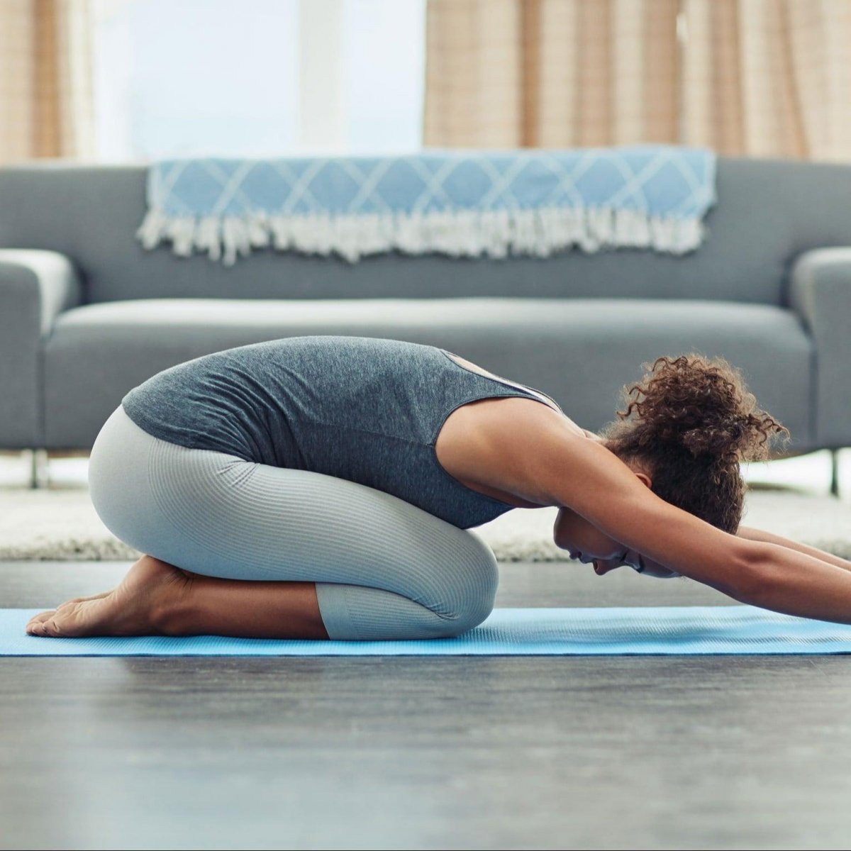 Позы йоги для начинающих в домашних условиях фото