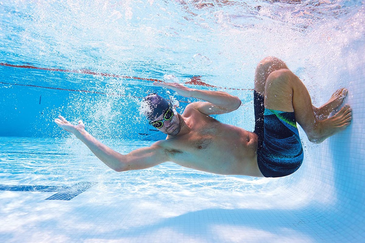 Девочки в бассейне