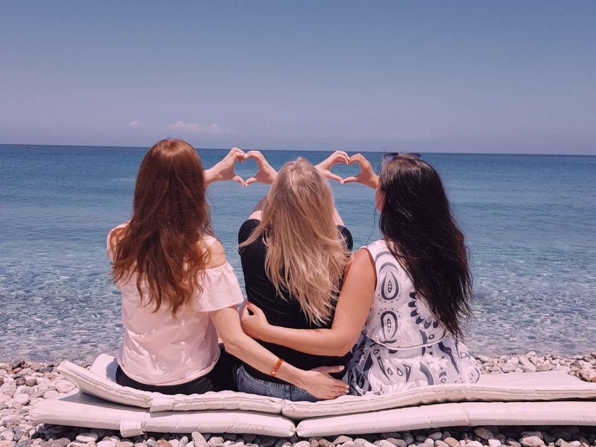 Group of teenage girls пляж