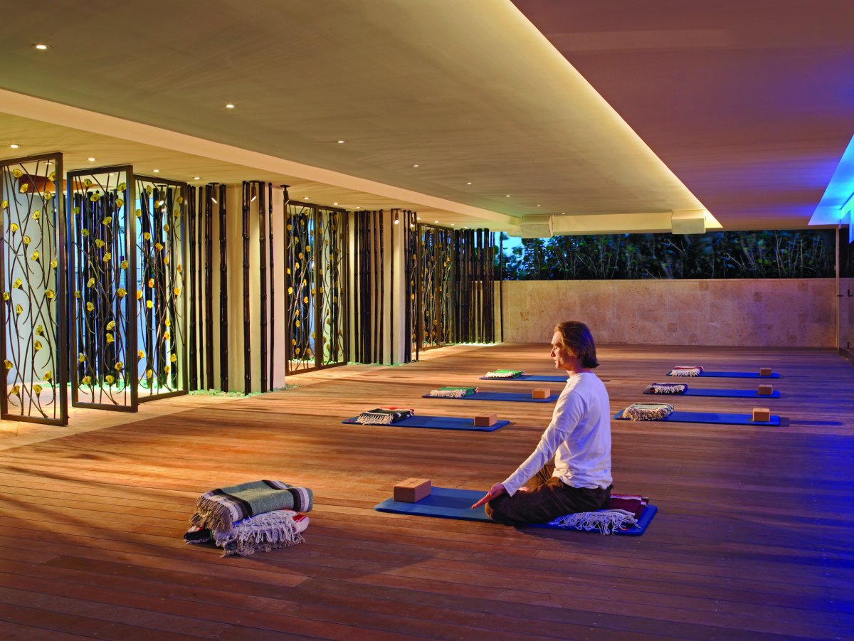 Зал для йоги с панорамными окнами