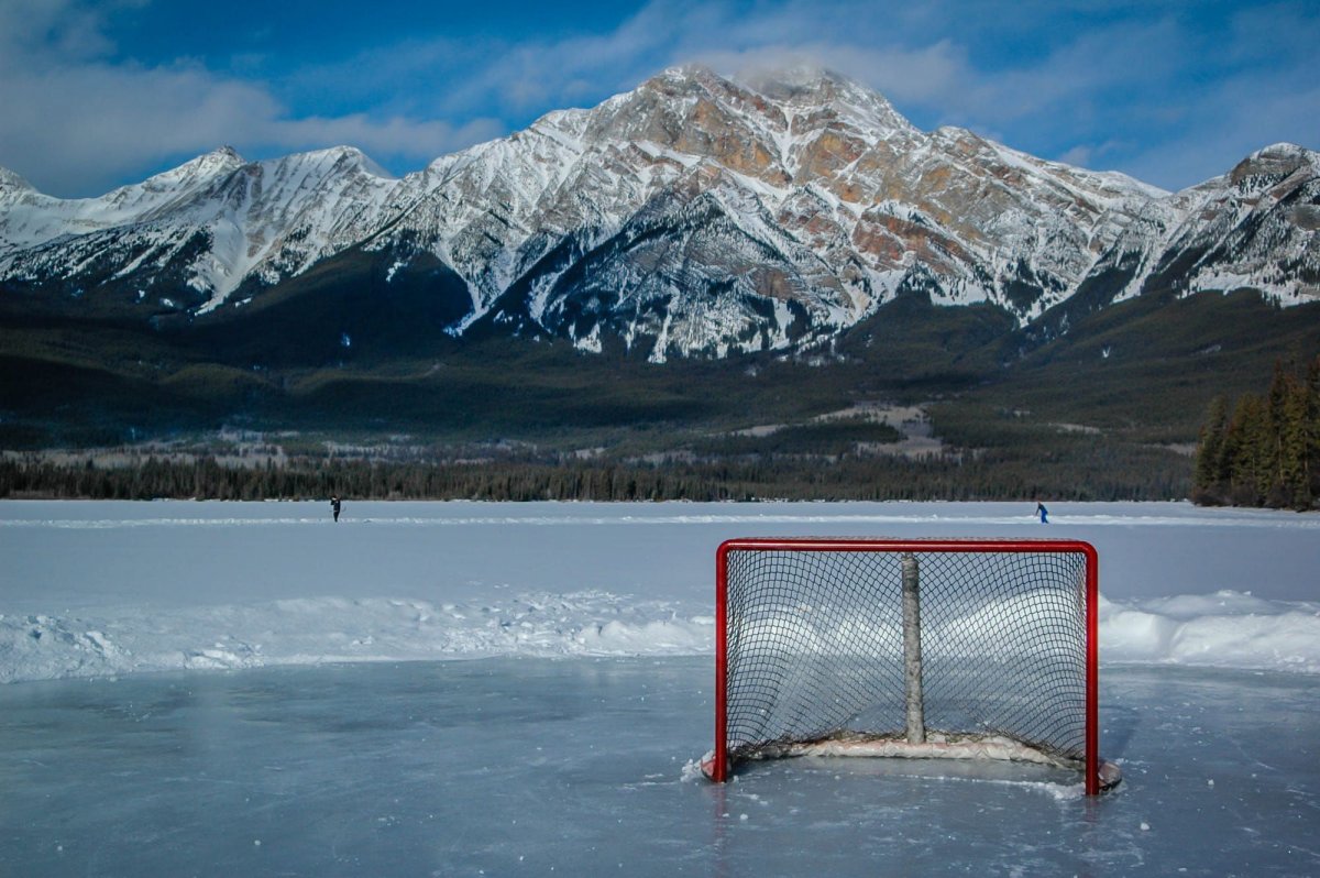 Хоккейная площадка на озере