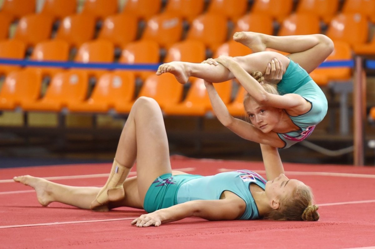 Спортивная пара йога