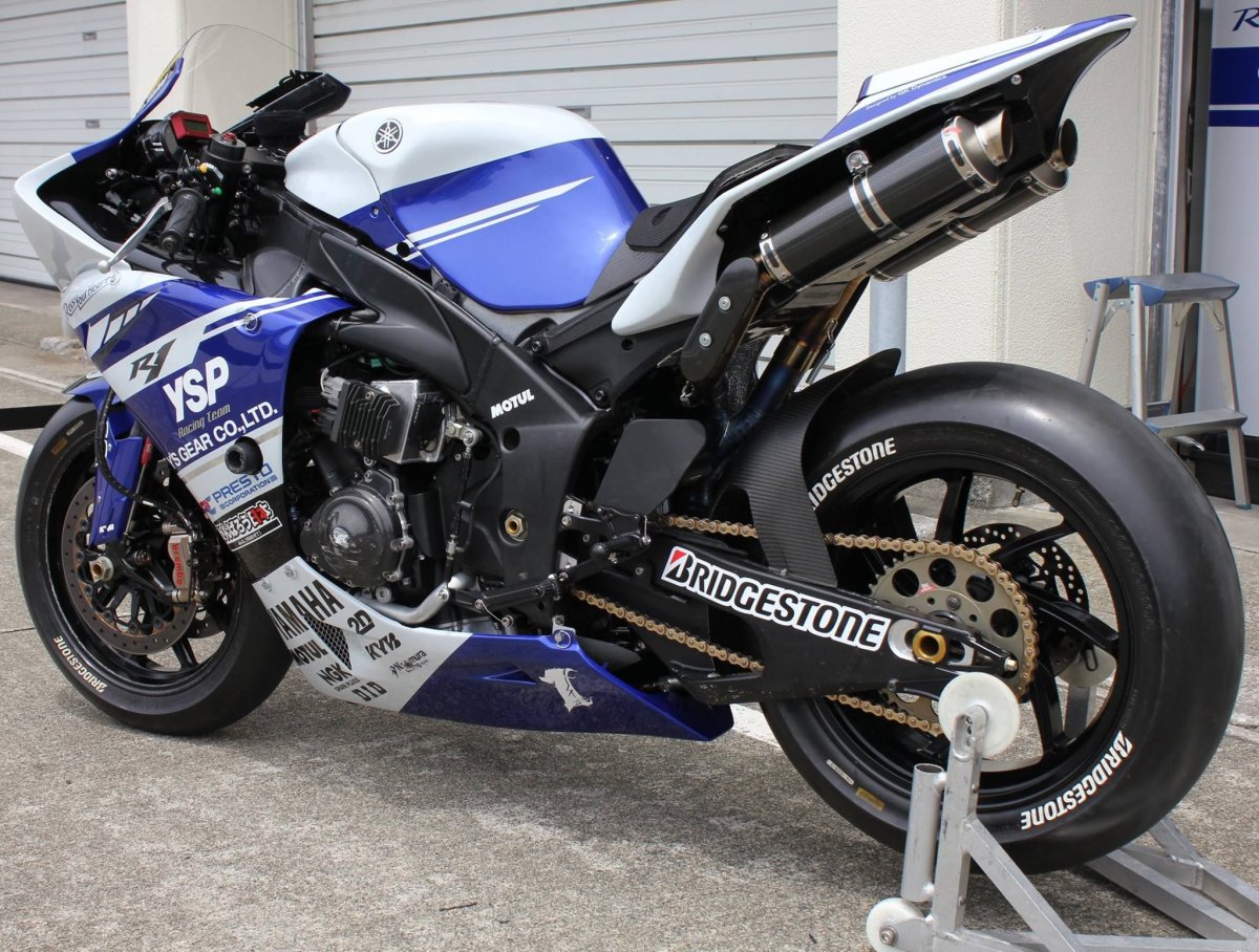 Ямаха r6 с гонщиком