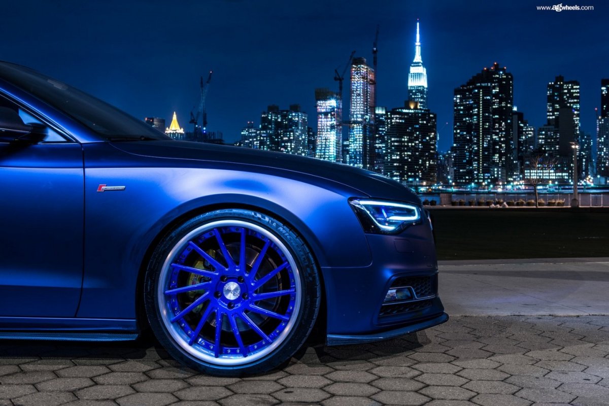 Темно синяя Audi a5 диски