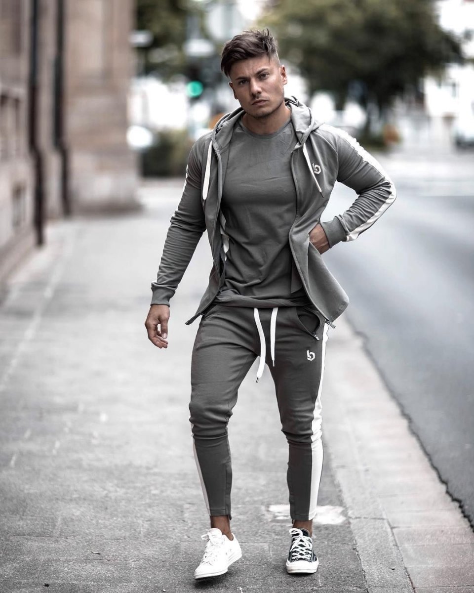 Парень в спортивном костюме