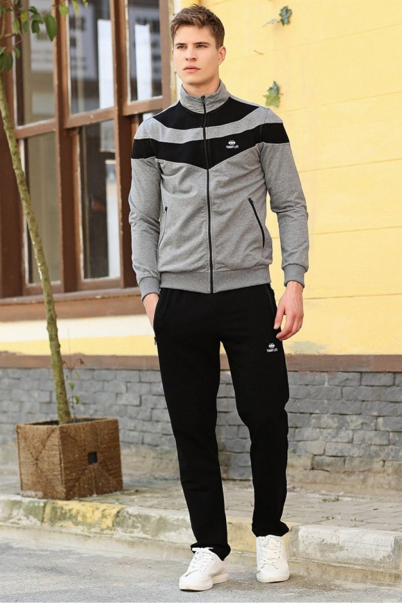 Мальчик со спущенными штанами