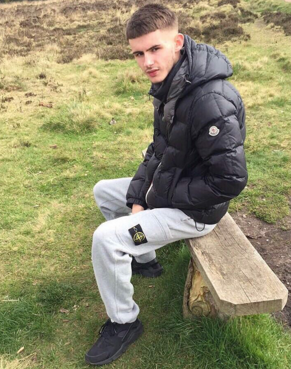 Парни в трениках