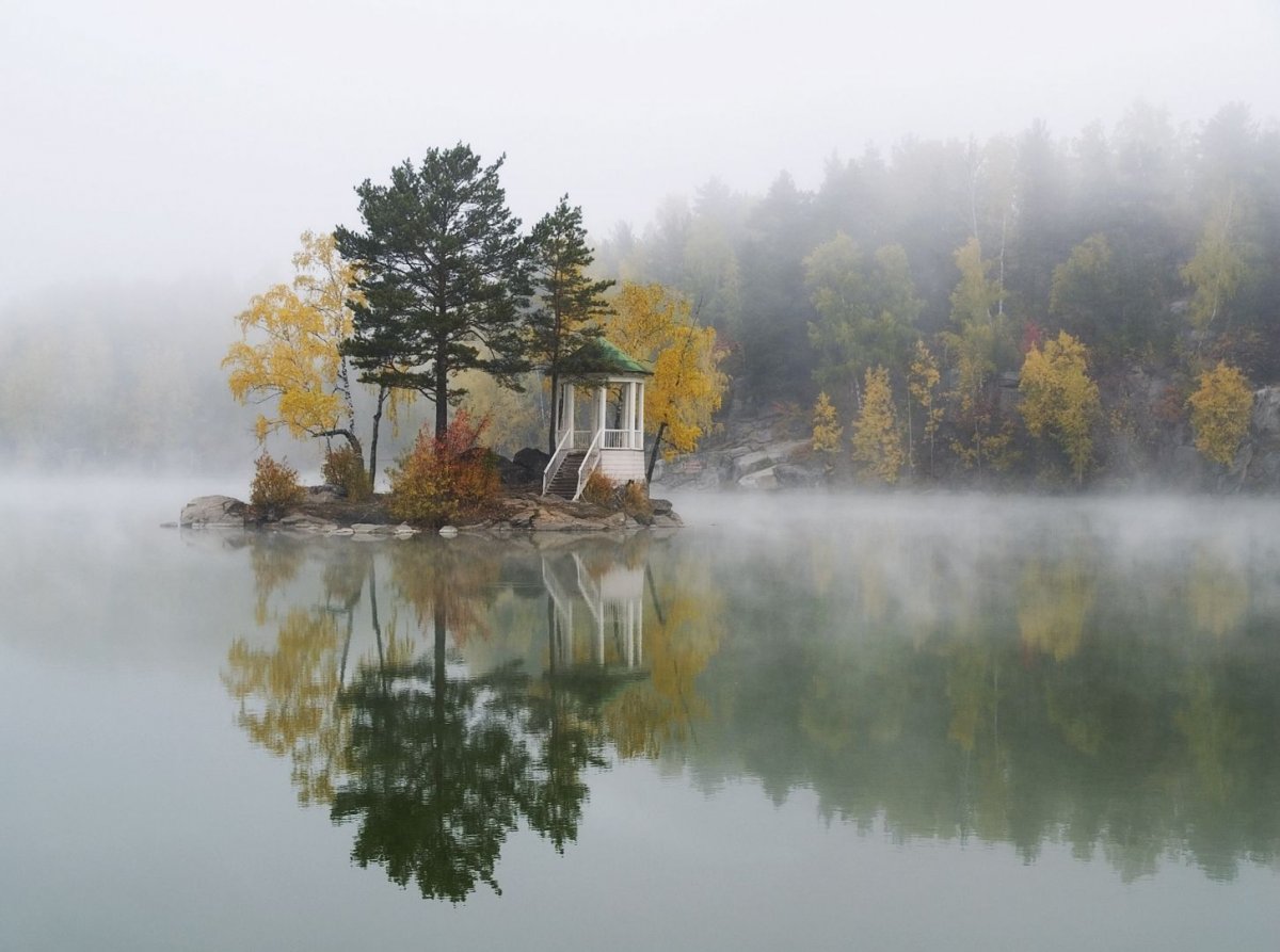 Озеро ая осенью