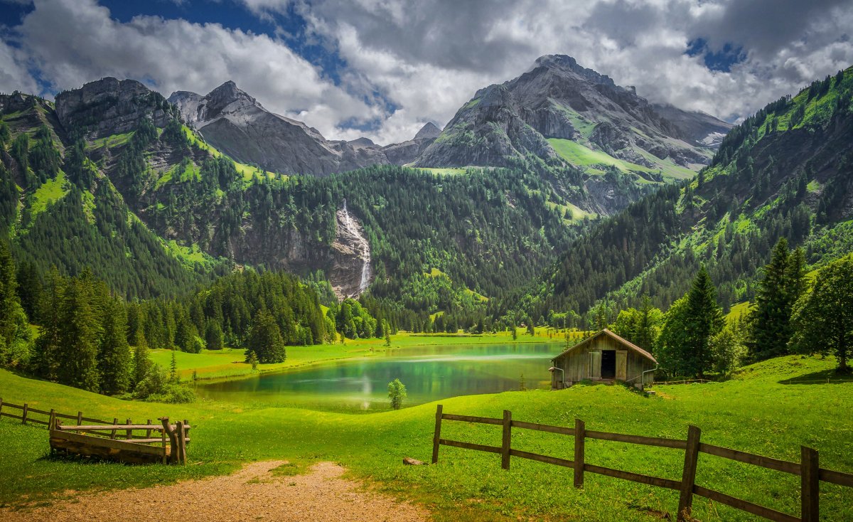 Озеро в горах Швейцарии