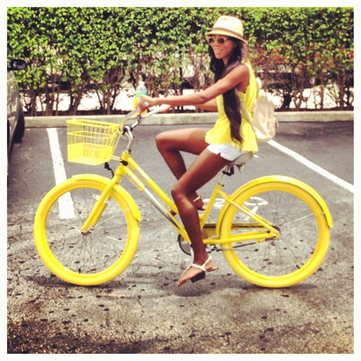 Девушка на желтом велосипеде