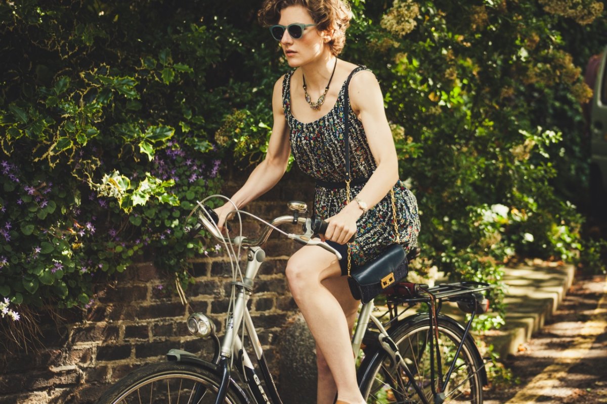 Дама в платье на велосипеде