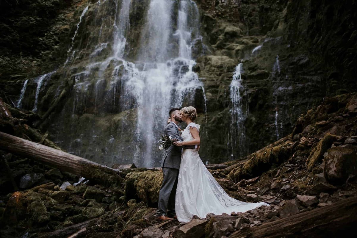Свадебная фотосессия у водопада
