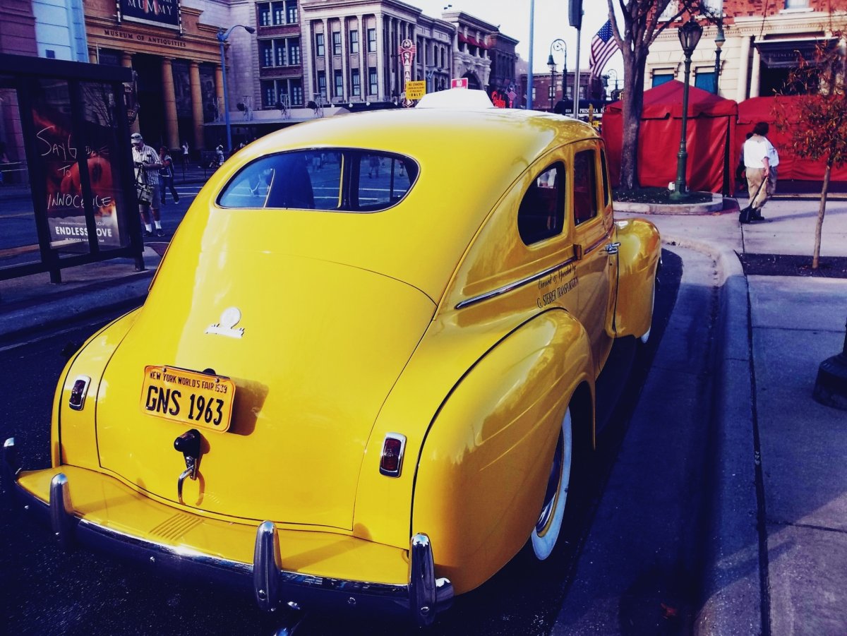 Желтая ретро машина