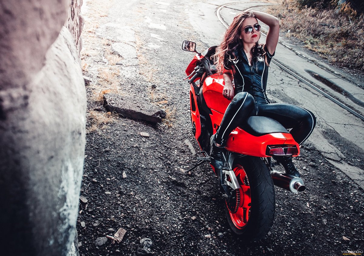 Девушка в Красном купальнике на мотоцикле