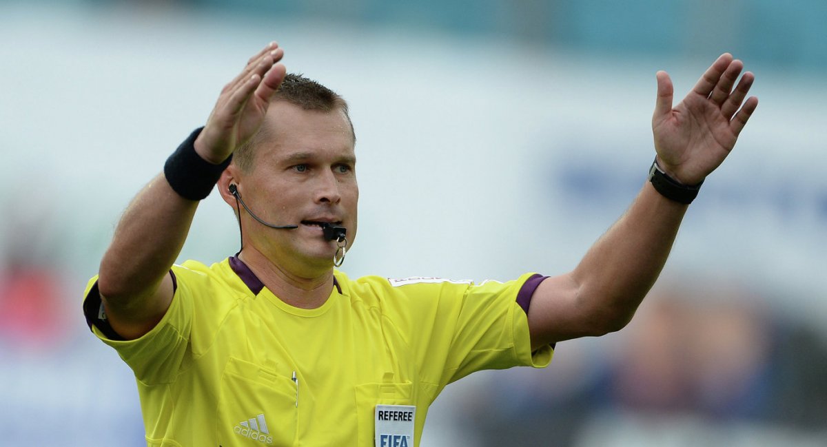 Футболист показывает пальцем