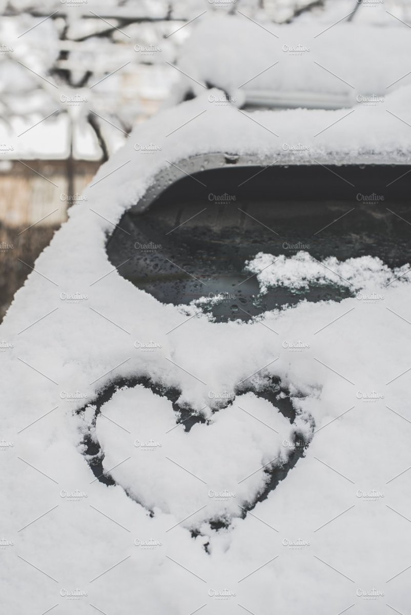 Сердечко на снегу на машине