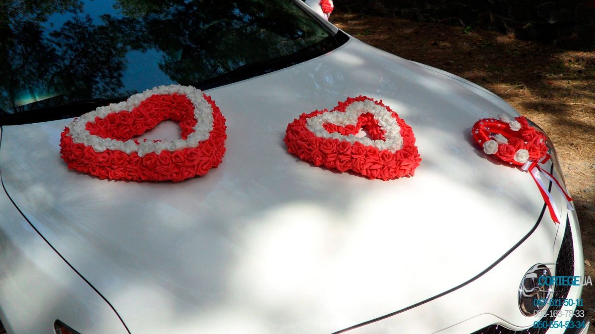 Красно белые украшения на машину