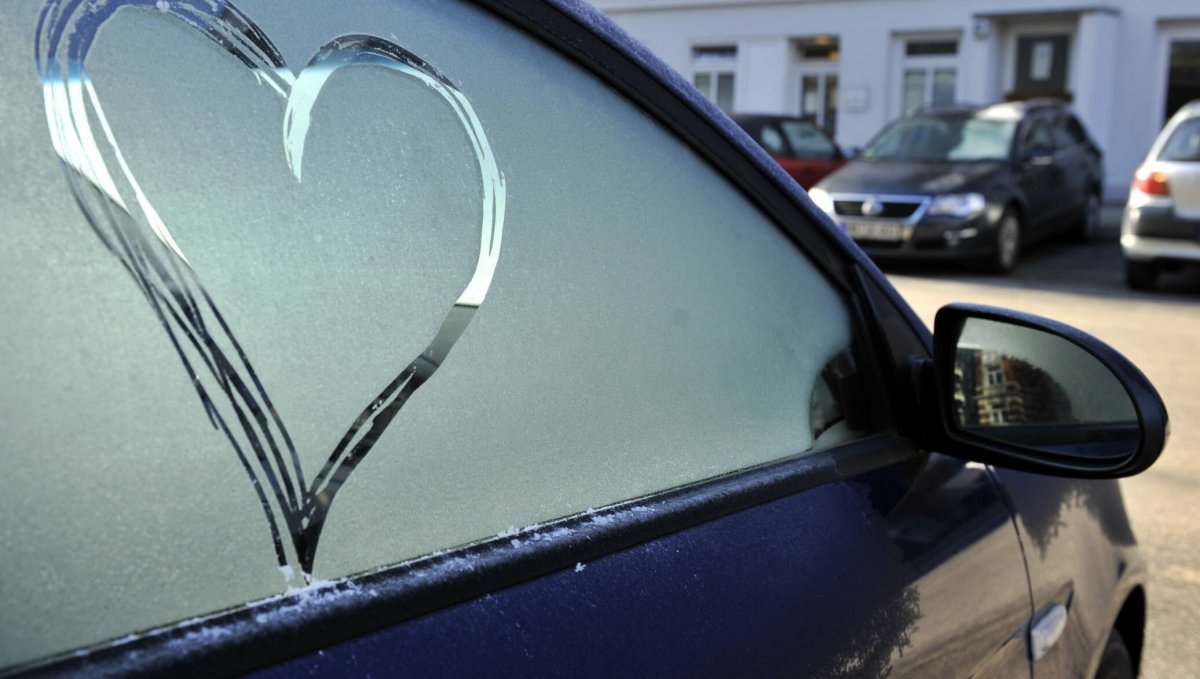 Сердце на стекле машины