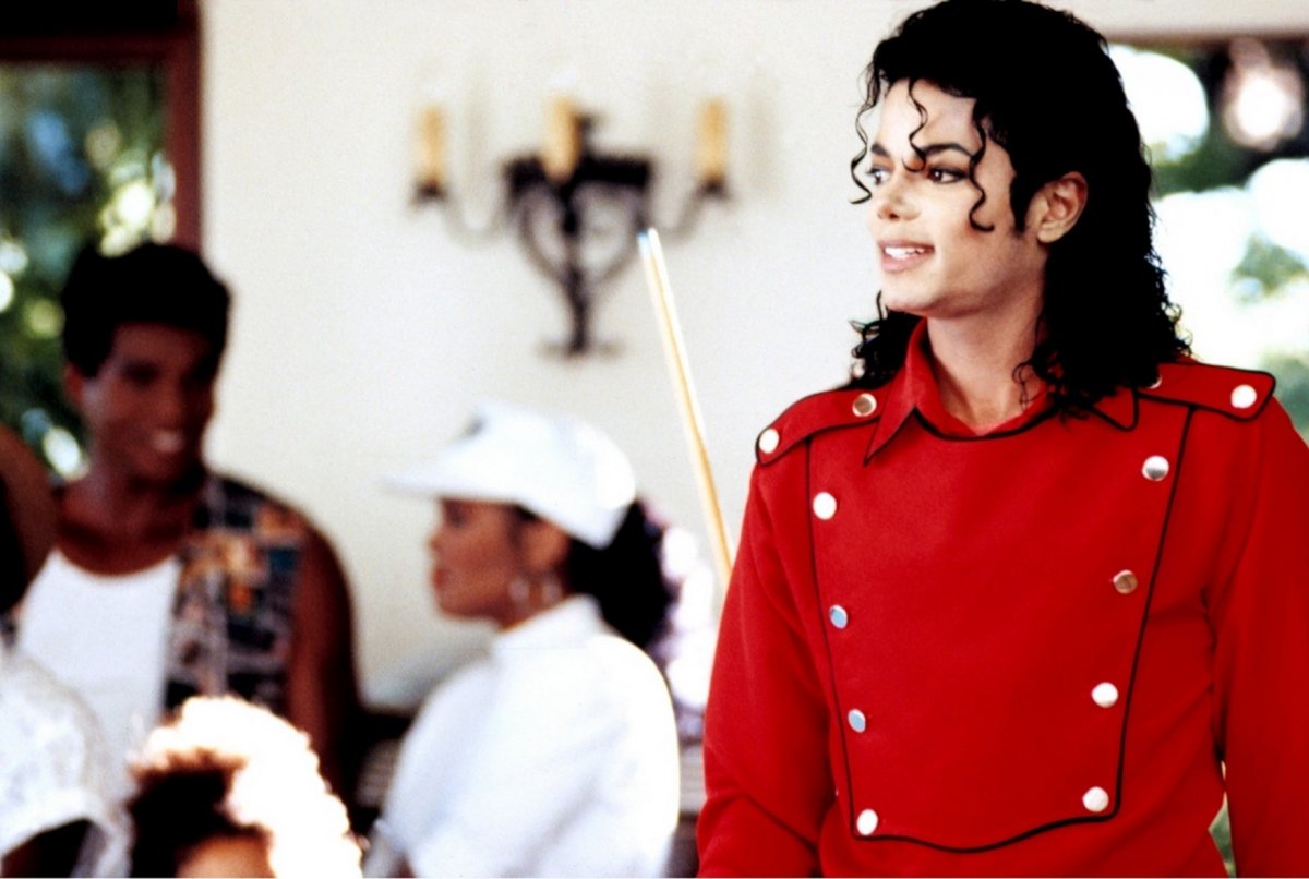 Майкл Джексон с короткой стрижкой