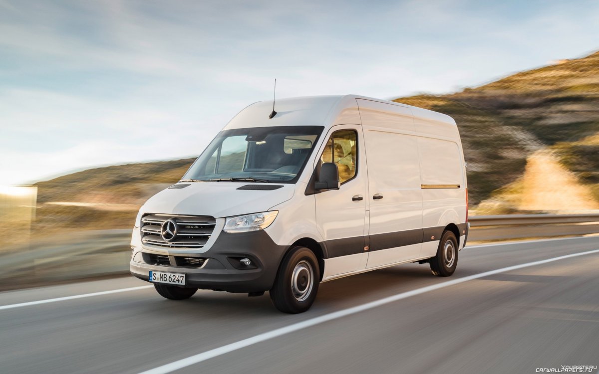 Mersedes Sprinter белый на шоссе