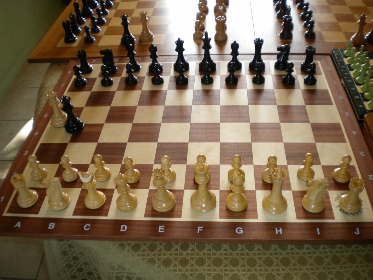 Шахматная доска деревянная